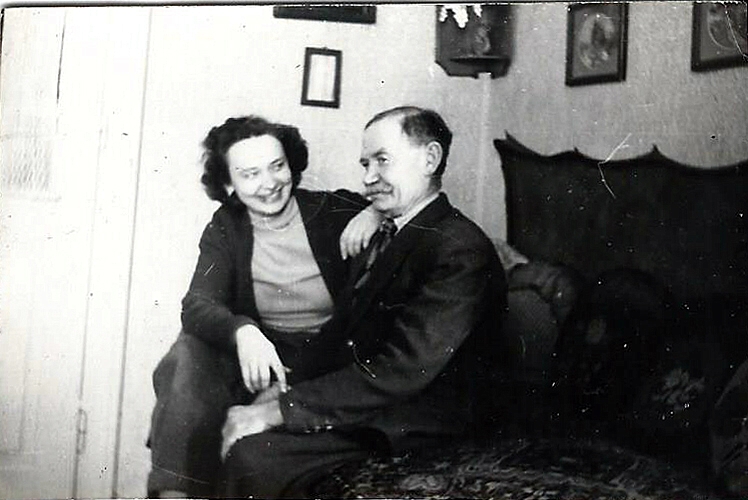 Na a sezlon is meg van! Rajta �l a Nagymama (a gyerekeim�) �s a Nagypapa (az eny�m). H�tul egy finom, b�rsonyos falter�t�. N�hol megr�gt�k a molyok, de �gy is irt� j� volt a tapint�sa. A k�pekr�l se felejtkezz�nk el a falon!