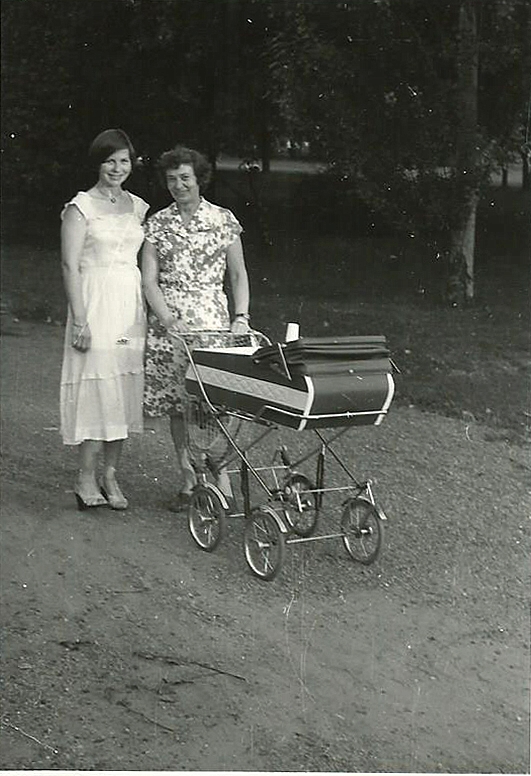 Nah�t, a Nagymama seg�t Rit�t tolni. A kocsit Tomka Jan��kt�l kaptuk k�lcs�n. Akkor �pp nem volt talicsk�zni val� bab�juk.