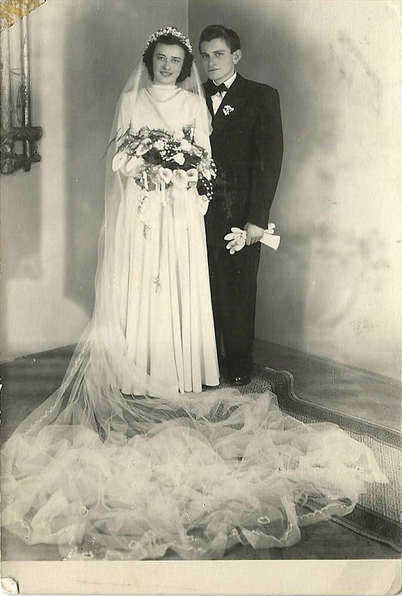 Ez meg m�r az esk�v�j�k. A Nagymama esk�v�i ruh�ja m�g sok�ig meg volt, mert drapp sz�n�re festve sok�ig haszn�lta. Kellemes, finom, puha anyaga volt.