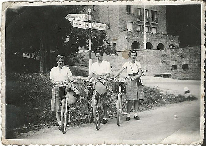 Balaton k�r�li bringat�ra: Nagymama, Dadus, �s tal�n M�ria n�ni, aki a Dadus bar�tn�je volt.