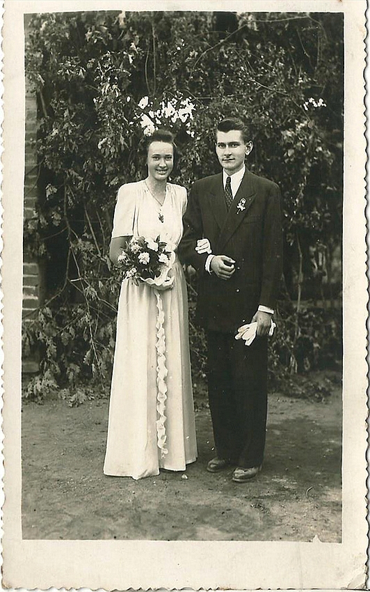 Ez a k�p az �dor Gyul��k esk�v�j�n k�sz�lt Felcs�ton, ahol a sz�leink koszor�sok voltak, �s megismerkedtek.