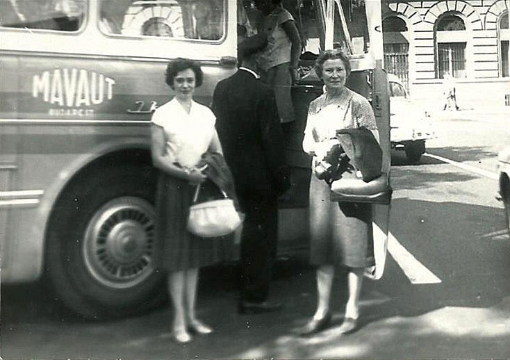 A Nagymama a p�ldak�p�vel, Manci n�nivel indul valahov� egy klasszikus farmotoros Ikarusszal.