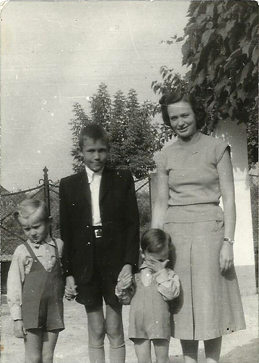 H�t a Nagypapa j�l f�nyk�pezett, de itt egyk�t apr�s�gr�l megfelejtkezett. Na �s hol van a Jancsi?