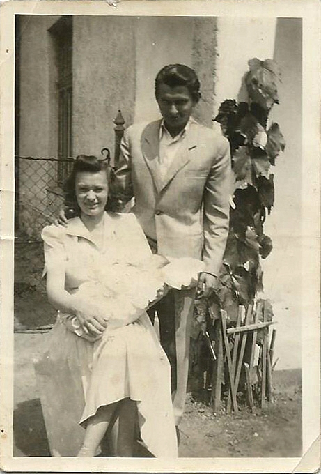 Ez �n vagyok. M�rmint a p�ly�ban. A csirk�k �s az �llatok szabadon k�sz�ltak az udvarban, ez�rt kelett v�deni a sz�l�t�vet.