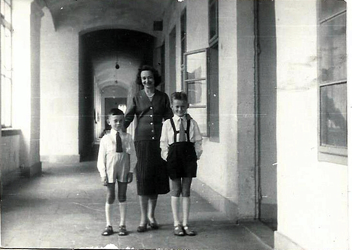 De j�! Ez a k�p a Kili�n laktany�ban k�sz�lt a 3. emeleten, ahol kb. egy �vig laktunk, mialatt renov�lt�k a h�zunkat a R�th Gy�rgyben. Baromi j� hely volt, a sz�les folyos�kon irt�ra lehetett randal�rozni, �s az udvaron dolgoz� mel�sok nyak�ba v�zzel t�lt�tt pap�rzacsk�kat dob�lni. Persze mi csak statiszt�ltunk, a kivitelez� - t�bbek k�z�tt - a szomsz�dunk volt, a Galamb�r. Neki el�g j� h�z�sai voltak: �jszaka feltrombit�lta a h�zat a b�tyja hangszer�vel, vagy l�gpusk�val l�v�ld�zte az �ll�i �t m�sik oldal�n dolgoz� mel�sokat... Hej, ha m�g a Jancsi is vel�nk lakott volna!