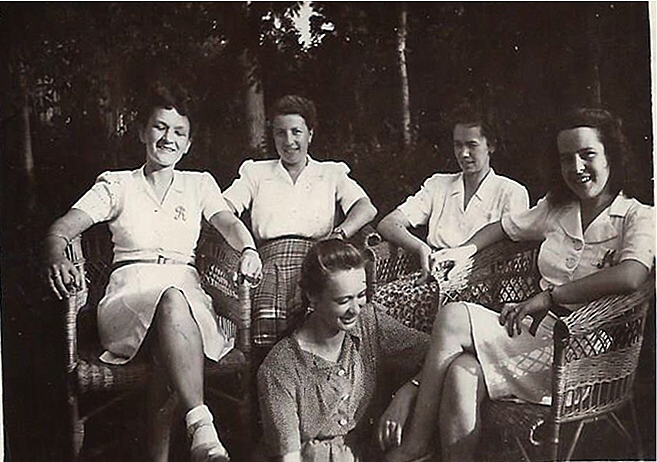 El�l a Nagymama (Annus n�ni vagy Nusik�m), jobbr�l a m�sodik a Dadus (Vilmuk�m), �s a k�pen kell, hogy legyen S�rk�ny M�ria is, Dadus legjobb bar�tn�je.