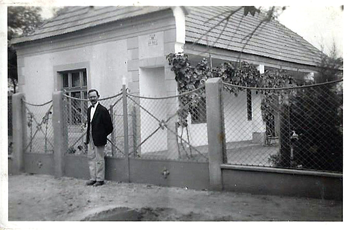 Szil�gyi Istv�n g�p�szkov�cs mester minden bizonnyal egy vas�rnapi napon a mise el�tt vagy ut�n.