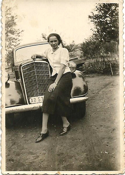 A Dadus minden bizonnyal a L�ngn� taxij�val, mert miel�tt "Cs�tra" k�lt�z�tt volna, csak �gy, taxival j�rt le. J� gazdag volt, megengedhette mag�nak. A L�ngn� nagyon megszerette a S�rk�ny M�ri�n kereszt�l a csal�dot. Annyira, hogy vett az als� (R�k�czi) utc�ban a Szilics�ny p�k k�zel�ben egy h�zat, �s csak 1956-ban ment vissza B�csbe a forrdalom alatt/ut�n. Ott halt meg.