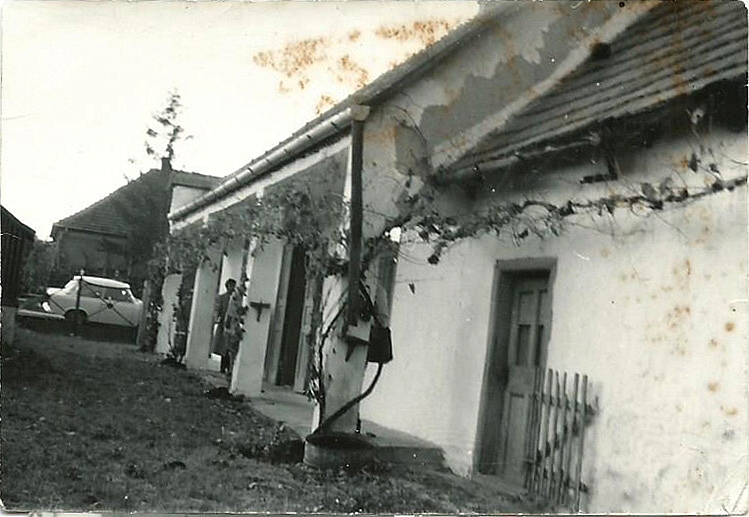 Csak tudm�m, ki van a k�pen. Nem tudom, kinek volt Trabantja? Az oszlop el�tt van a "kishord�", abban szoktunk a k�t mellett ny�ron f�rdni, ha a nap felmeleg�tette a vizet.