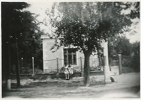 Nagyon �j a h�z! El�tte az el�g fiatal eperfa, �s egy kilom�terk�(!) Vajon ki lehet a k�t kis h�lgy?