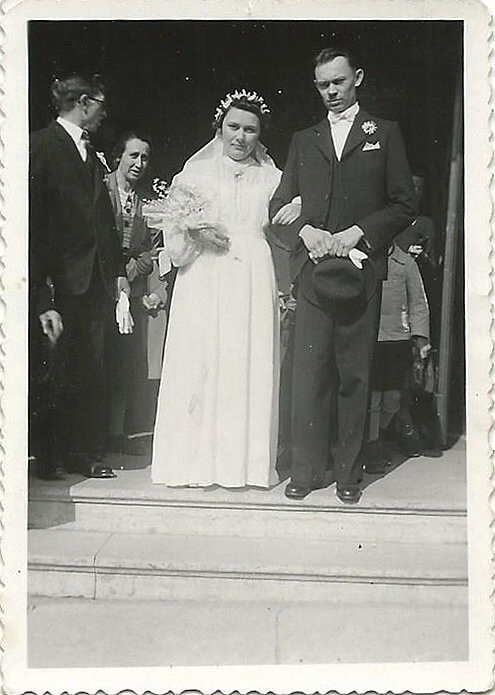 A Pist��k esk�v�je. H�, de szigor� a tekintete! Ez ut�n j�n a hint�, vagy ahogy a Nagypapa szokta mondani, a par�d�skocsi.