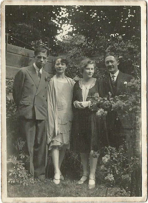 Szeintem �k a Hollndi�ban �l� Manci n�ni �s Gyula b�csi (jobbr�l) �s tal�n Gyula b�csi els� h�zass�g�b�l sz�rmaz� l�nya ("a Gyula l�nya") a f�rj�vel. Nagy m�sor volt, ha hazal�togattak egy BMW-vel vagy hasonl� j�rg�nnyal. A n�knek irt� j� dolguk volt, a lak�s berendez�se volt a f� elfoglalts�guk. Legal�bb is gyerek-szemmel nekem �gy t�nt.