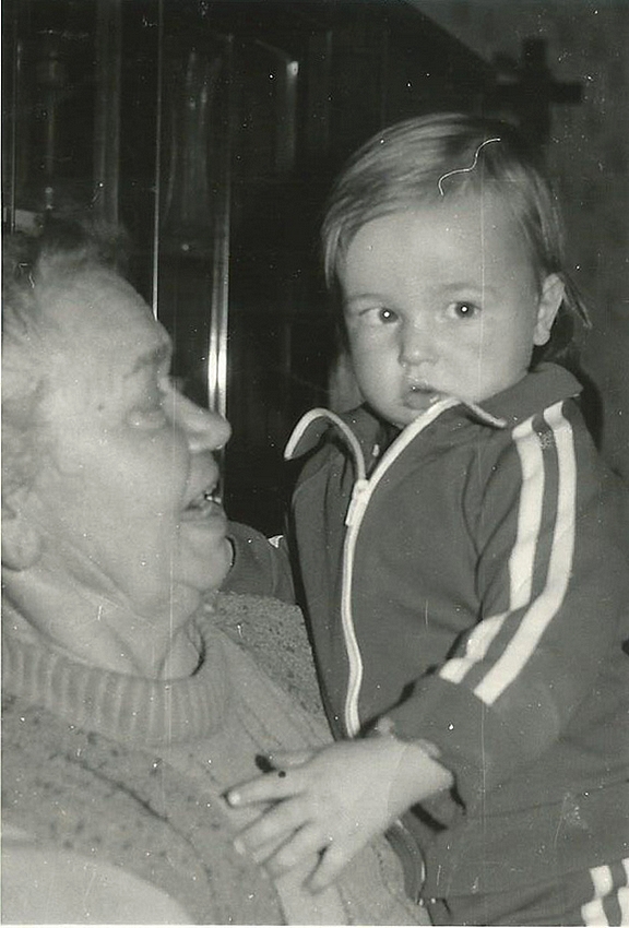 H�t ez ki lehet a Dad�val? Tal�n a szomsz�d B�zsi n�ni unok�ja?