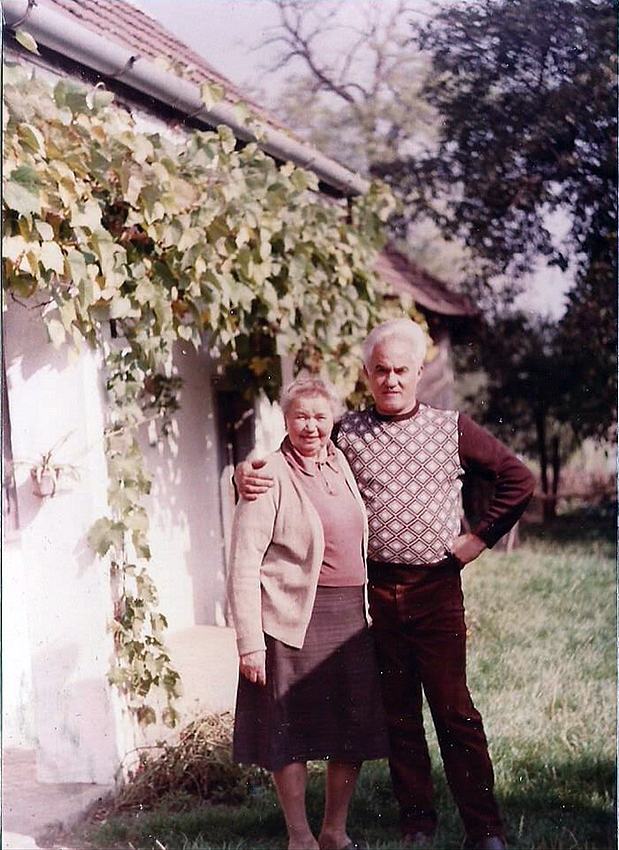 Na, itt m�r biztosan nem �lt a Nagypap�m, t�l sok a f� az udvaron! Hogy ki ez az �r? Tal�n a Budai�k k�z�l valaki. A k�p akkor k�sz�lhetett, amikor a Dadus egyed�l �lt a felcs�ti h�zban, egy darabig Rita sk�t juh�sz�val.