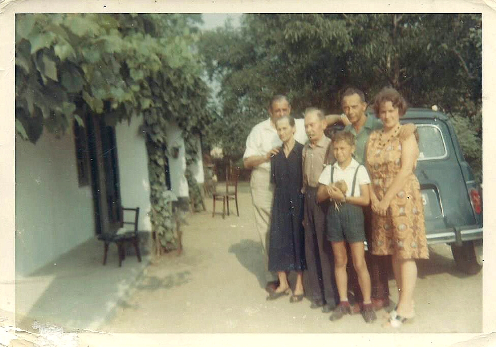 De k�r, hogy nem l�tszik a bizony�ra holland rendsz�m! Szerintem ez a Gyula b�csi, ahogy a Szil�gyi J�sk��kkal megl�togatt�k a felcs�tiakat. A csal�dban a J�ska volt az egetlen �rtelmis�gi, irt�zatos m�szaki �rz�kkel, amelyb�l a fi�nak is jutott, aki a k�pen a csirk�vel l�tszik. De fura, hogy miut�n a J�ska meghalt, az Ap�m�k elv�ltak, a J�ska feles�ge, a k�pen l�that� Ibolya lett az Ap�m feles�ge. Nagyon szerett�k egym�st. Az Ap�m napra pontosan ma is tudja, h�ny napja halt meg a m�sodik feles�ge.