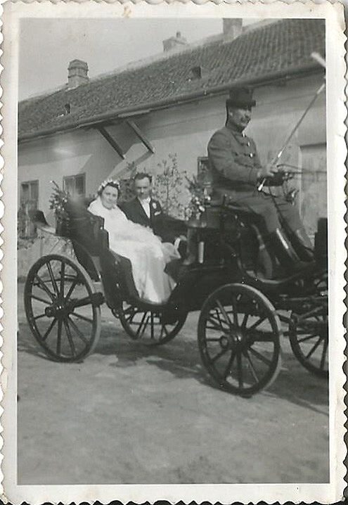 A Pist��k esk�v�je. Vajon hol t�rt�nt az esem�ny? K�r, hogy a lovak nincsenek rajta. Persze �rtem, nem azok volta a fontosak. A Nagypapa par�d�skocsinak nevezte a hint�t.