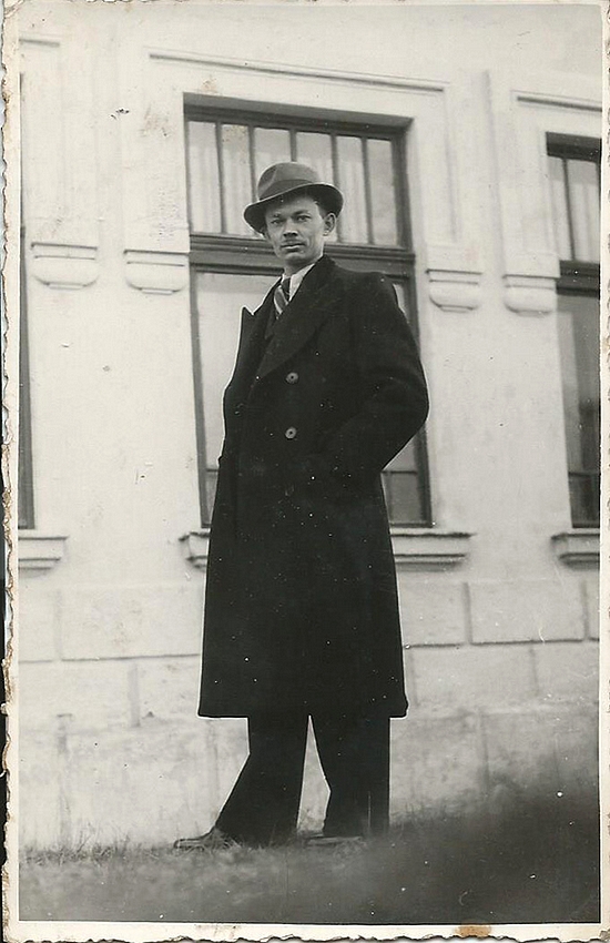 A "Pista". H�t ehhez a k�phez sem kell komment�r. Ha megl�togattuk, mindig bemutatta, hogy miben fejl�d�tt a h�z. A leggyakrabban elhangz� mondat a "N�d e! ... N�d e!" volt. �s P�ten minden sav�ll� volt, amib�l persze Felcs�tra is jutott, p�ld�ul sav�ll�, hegesztett b�gre, hogy jusson valami maradand� n�h�ny ezer �v m�lva a a Felcs�t �st�rt�net�t kutat� r�g�szeknek!