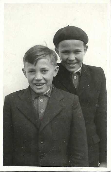 Jancsi, Pityu, egy m�sik (t�li) kiad�sban. Vajon mi�rt szereltek r�gen a "sv�jci sapk�ra" vill�mh�r�t�t? Mondjuk ann�l fogva k�nnyen le lehett venni...