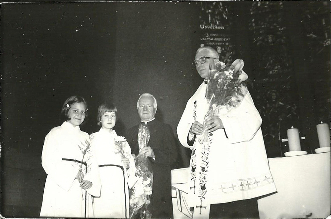 Rita elsldozsa a Vrosmajori templomban. Az eltrben Rbert Atya, aki htrbb van, azt hiszem az akkori plbnos.