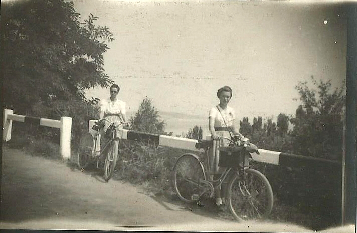 Dadus s a Mami a hres Balaton krli biciklitrjukon. Akkor mg nem voltak kempingek, bicikliutak. Vajon hogy zajlott le  dolog? rdemes rnzni a biciklikre: szerszmtska, szoknyavd, lncvd, kis tbla a tengelyen a tulajdonos nevvel, cmvel, karos els fk, s akkor mg nem talltk fel a htizskot - gy tnik.