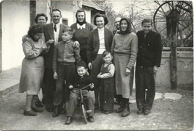 Ez egy baromi j kp Felcston, biztos az Apm csinlta -  nincs rajta. Kzppen a Lngn, a csald nagy bartja. A hromkerek biciklivel igazi knszenveds volt a porban tekerni. A Jancsinak tk j a haja :-)