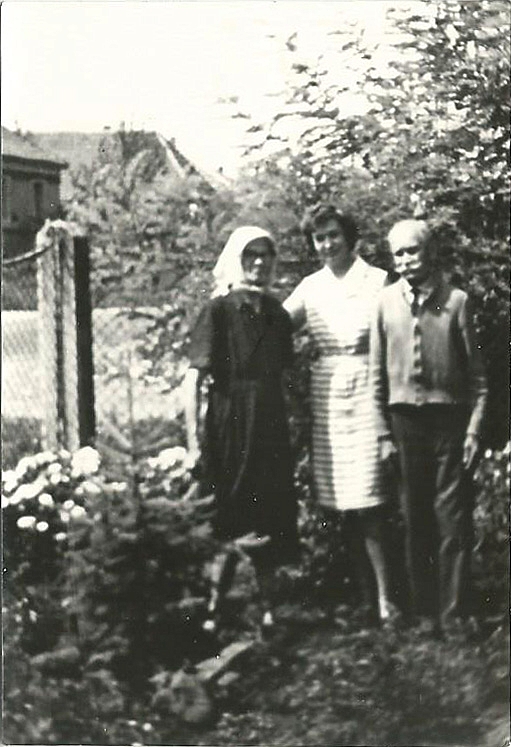 A kiskertet, viragoskertet (is) a Nagymama pasztorlta. Kis utacskk voltak benne, s mindig ugyanott, ugyanazok a virgok bjtak ki a fldbl. Ttika, hvirg, estike, bord futrzsa, fehr s sznes msik rzsk, nrcisz, jzmin s a fal mellett nagy bokrokban bord, te J Isten, elfelejtettem a nevt... (Rgugliztam, pnksdi rzsk voltak.)