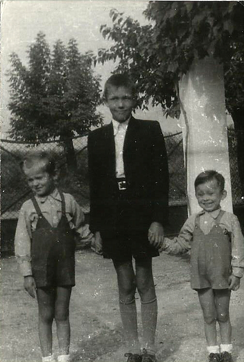 Az unokatestvreinket nagyon tiszteltk, klnsen a Pityut.  nagyon komoly ficknak szmtott. Itt is ppen pasztorl bennnket :-) A tloldalon mg nincs ott a Kemelk hza. Ott legeltette nha a Nagypapa a malacokat. Egyszer vletlenl jtt egy teheraut, s gy megrmlt tle a kt szegny pra, hogy megprbltak hazarohanni. Az egyiket elttte. Nagy volt a szomorsg, szegnyt a "vaspadon" vreztettk ki. A vaspad egybknt egy valamikori nmet (taln tigris) tank pnclzatbl kszlt, amit a kzelben lttek ki a "front" alatt.